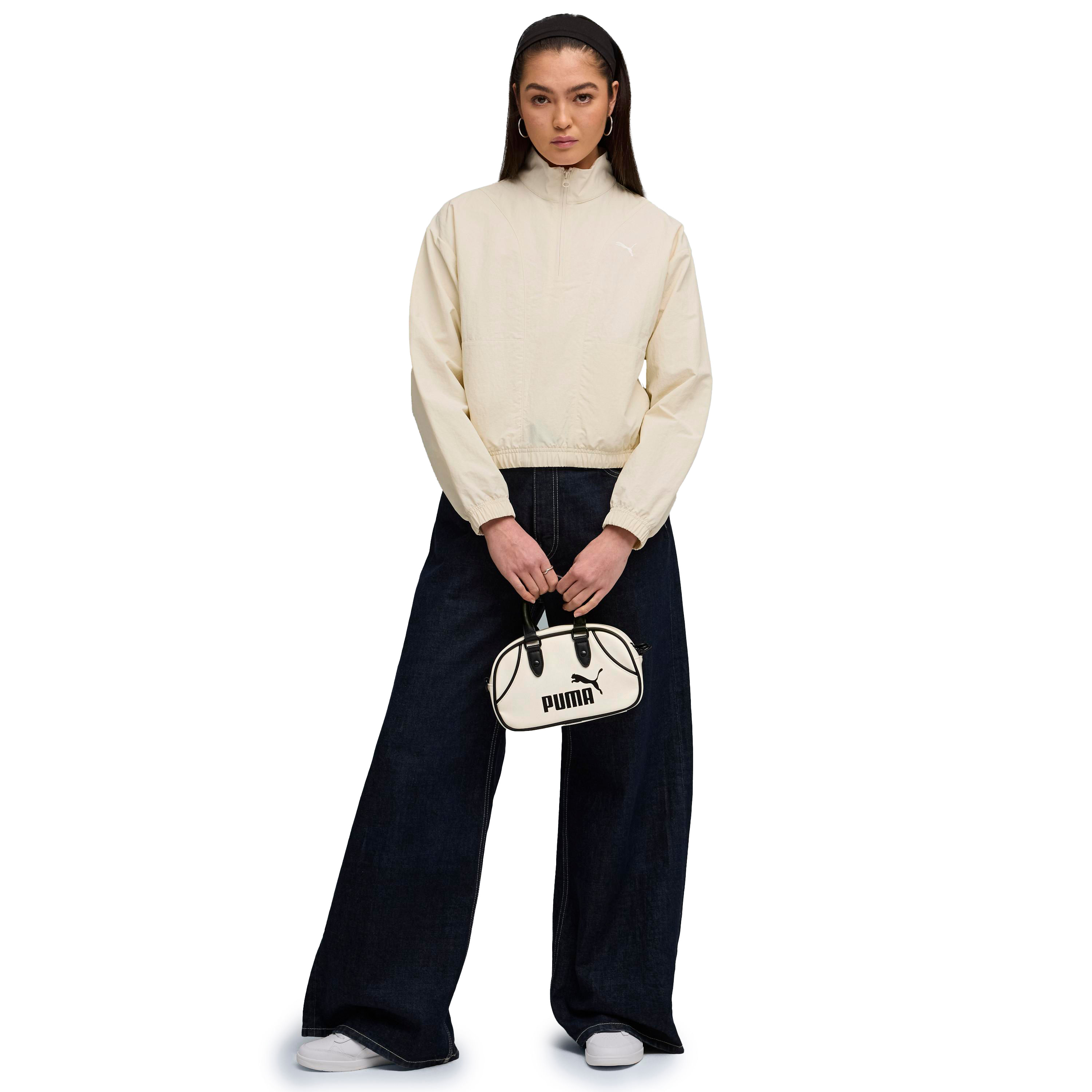 Modelo usando casaco feminino Puma Alpine Snow creme com calça jeans escura